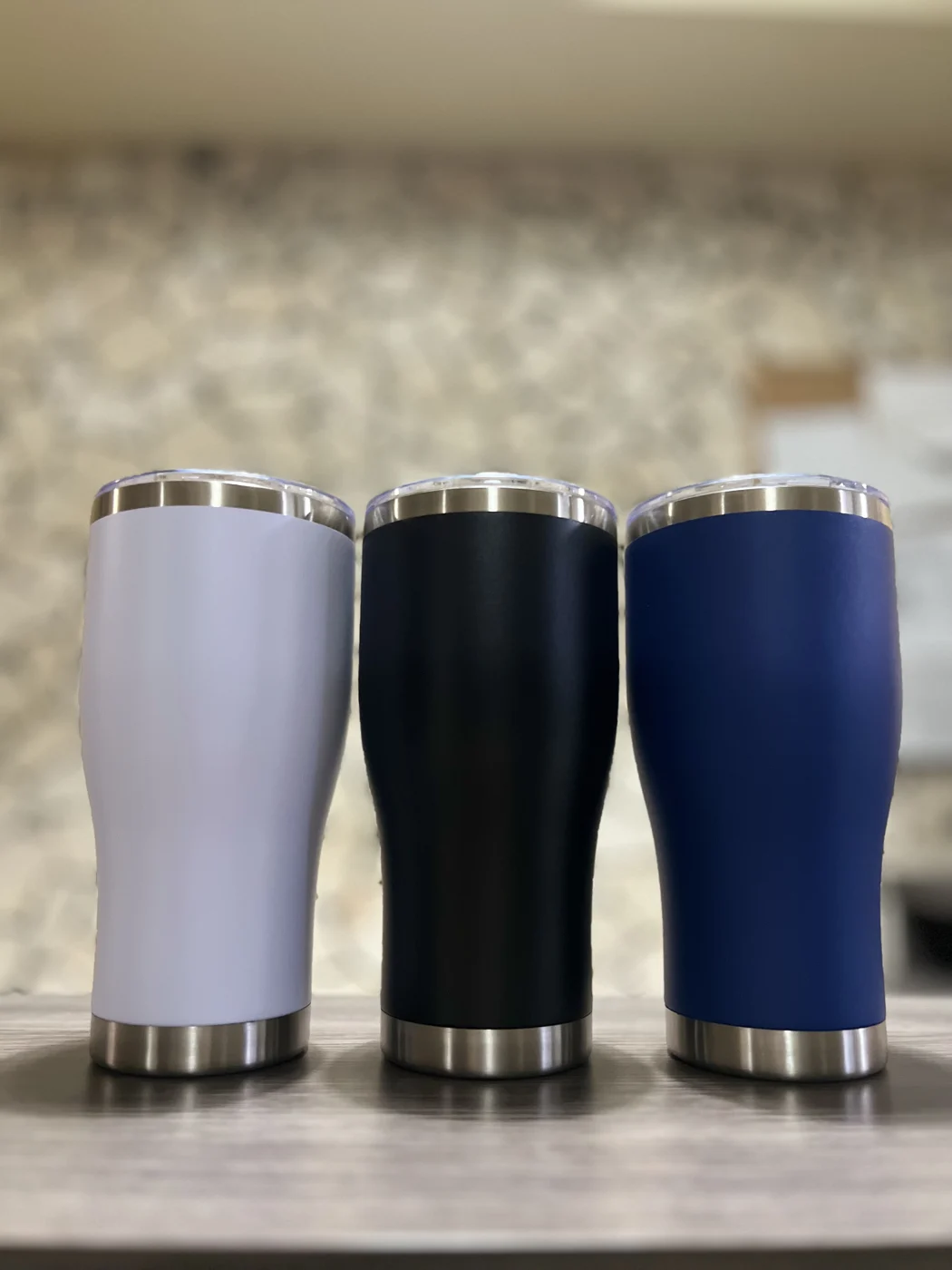 Tres tumblers en blanco, negro y azul para regalos de equipo