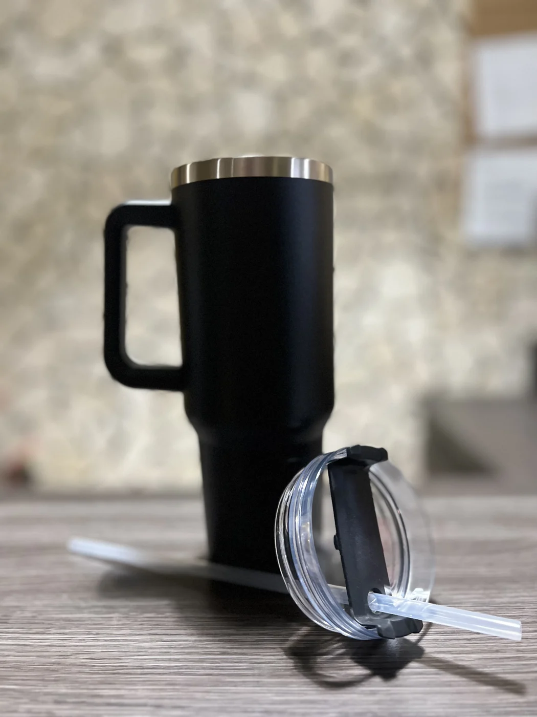 Tumbler negro con asa, tapa y pajilla, de la colección Yasa 3D